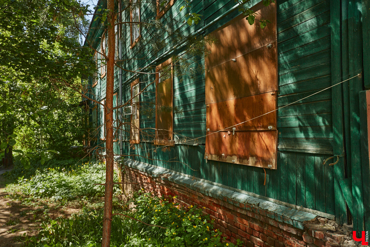 Окружающие нас со всех сторон высотки способны, пожалуй, вызвать приступ клаустрофобии. То ли дело старинные невысокие здания. Жаль, что ряды уютных домиков редеют, а список объектов, рискующих исчезнуть навсегда, стабильно пополняется. Три из них попали в наш сегодняшний обзор.