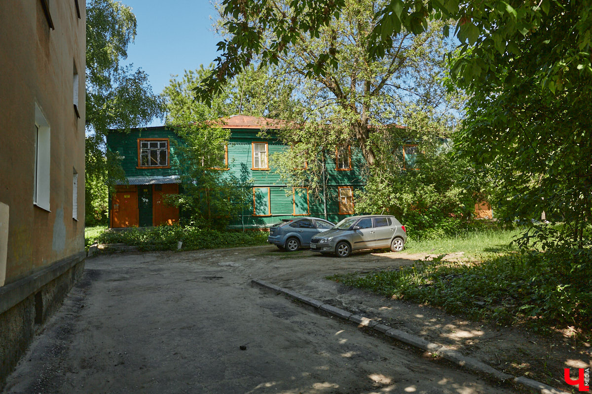 Окружающие нас со всех сторон высотки способны, пожалуй, вызвать приступ клаустрофобии. То ли дело старинные невысокие здания. Жаль, что ряды уютных домиков редеют, а список объектов, рискующих исчезнуть навсегда, стабильно пополняется. Три из них попали в наш сегодняшний обзор.