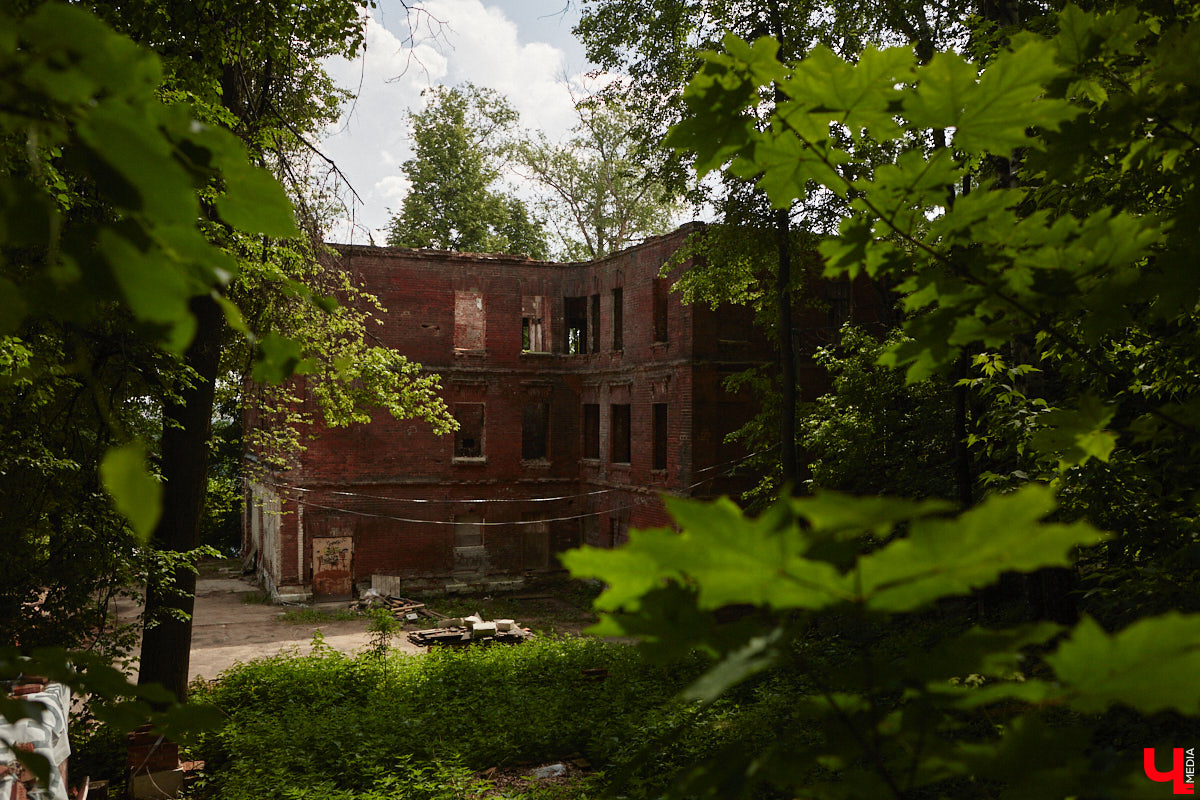 Окружающие нас со всех сторон высотки способны, пожалуй, вызвать приступ клаустрофобии. То ли дело старинные невысокие здания. Жаль, что ряды уютных домиков редеют, а список объектов, рискующих исчезнуть навсегда, стабильно пополняется. Три из них попали в наш сегодняшний обзор.