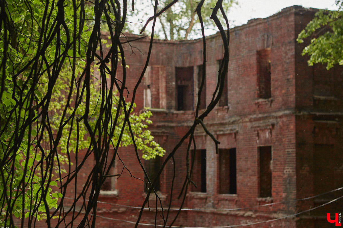 Окружающие нас со всех сторон высотки способны, пожалуй, вызвать приступ клаустрофобии. То ли дело старинные невысокие здания. Жаль, что ряды уютных домиков редеют, а список объектов, рискующих исчезнуть навсегда, стабильно пополняется. Три из них попали в наш сегодняшний обзор.