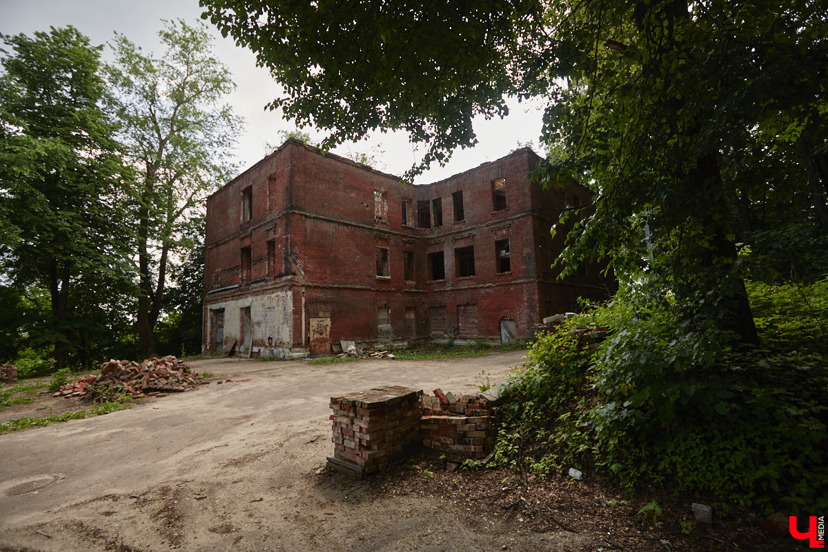 Окружающие нас со всех сторон высотки способны, пожалуй, вызвать приступ клаустрофобии. То ли дело старинные невысокие здания. Жаль, что ряды уютных домиков редеют, а список объектов, рискующих исчезнуть навсегда, стабильно пополняется. Три из них попали в наш сегодняшний обзор.