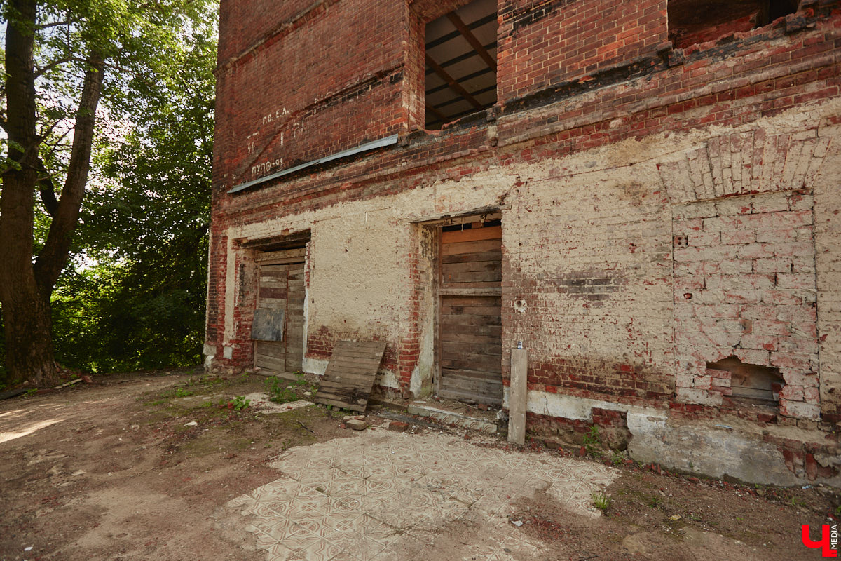 Окружающие нас со всех сторон высотки способны, пожалуй, вызвать приступ клаустрофобии. То ли дело старинные невысокие здания. Жаль, что ряды уютных домиков редеют, а список объектов, рискующих исчезнуть навсегда, стабильно пополняется. Три из них попали в наш сегодняшний обзор.