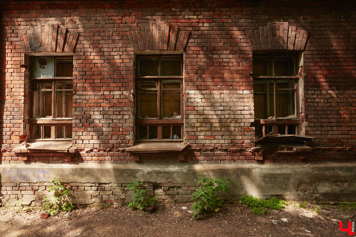 Окружающие нас со всех сторон высотки способны, пожалуй, вызвать приступ клаустрофобии. То ли дело старинные невысокие здания. Жаль, что ряды уютных домиков редеют, а список объектов, рискующих исчезнуть навсегда, стабильно пополняется. Три из них попали в наш сегодняшний обзор.