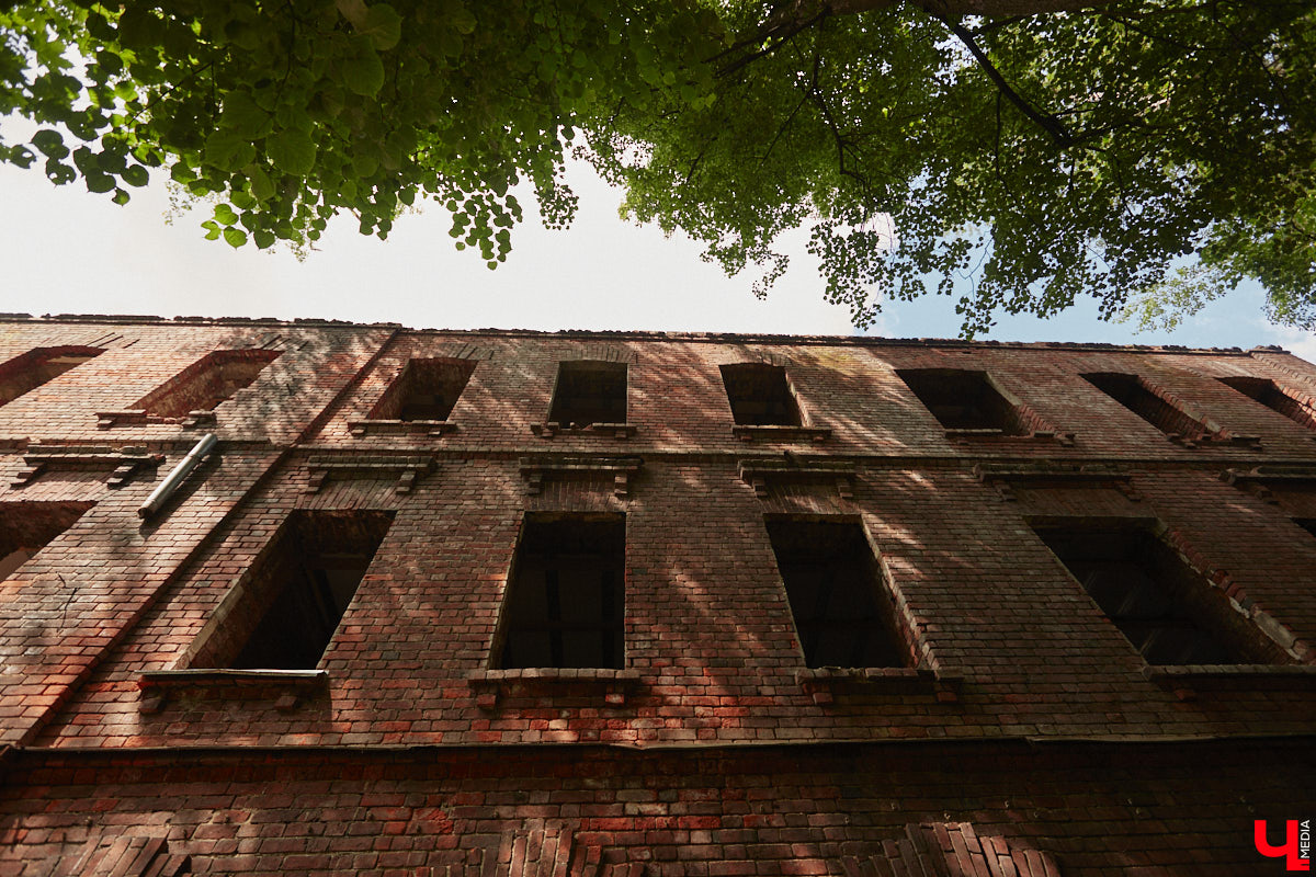 Окружающие нас со всех сторон высотки способны, пожалуй, вызвать приступ клаустрофобии. То ли дело старинные невысокие здания. Жаль, что ряды уютных домиков редеют, а список объектов, рискующих исчезнуть навсегда, стабильно пополняется. Три из них попали в наш сегодняшний обзор.