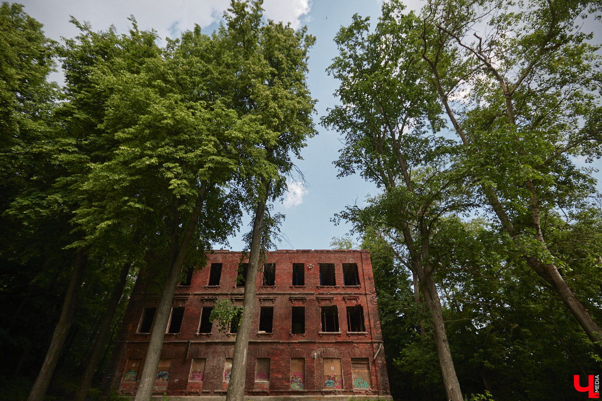 Окружающие нас со всех сторон высотки способны, пожалуй, вызвать приступ клаустрофобии. То ли дело старинные невысокие здания. Жаль, что ряды уютных домиков редеют, а список объектов, рискующих исчезнуть навсегда, стабильно пополняется. Три из них попали в наш сегодняшний обзор.