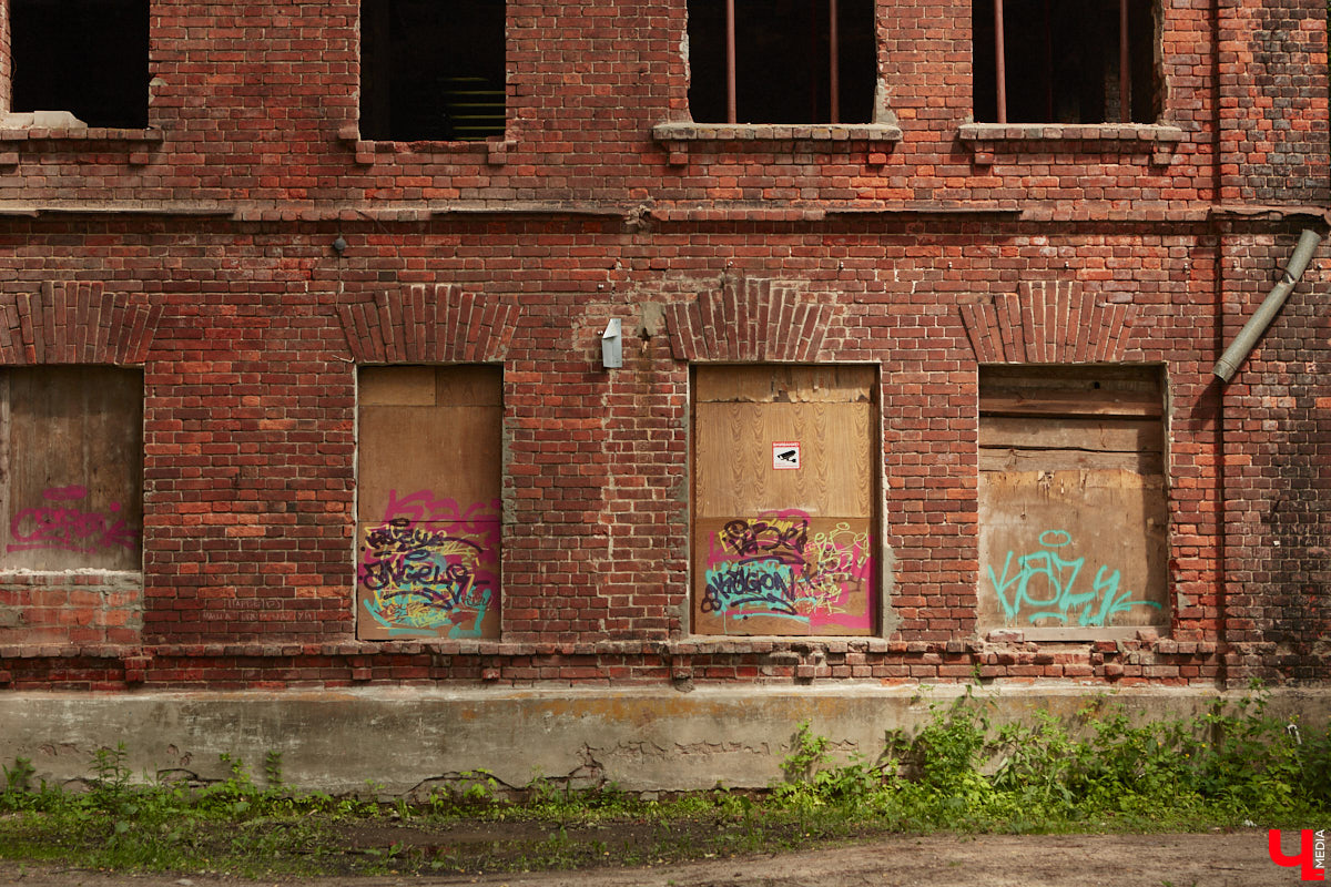 Окружающие нас со всех сторон высотки способны, пожалуй, вызвать приступ клаустрофобии. То ли дело старинные невысокие здания. Жаль, что ряды уютных домиков редеют, а список объектов, рискующих исчезнуть навсегда, стабильно пополняется. Три из них попали в наш сегодняшний обзор.