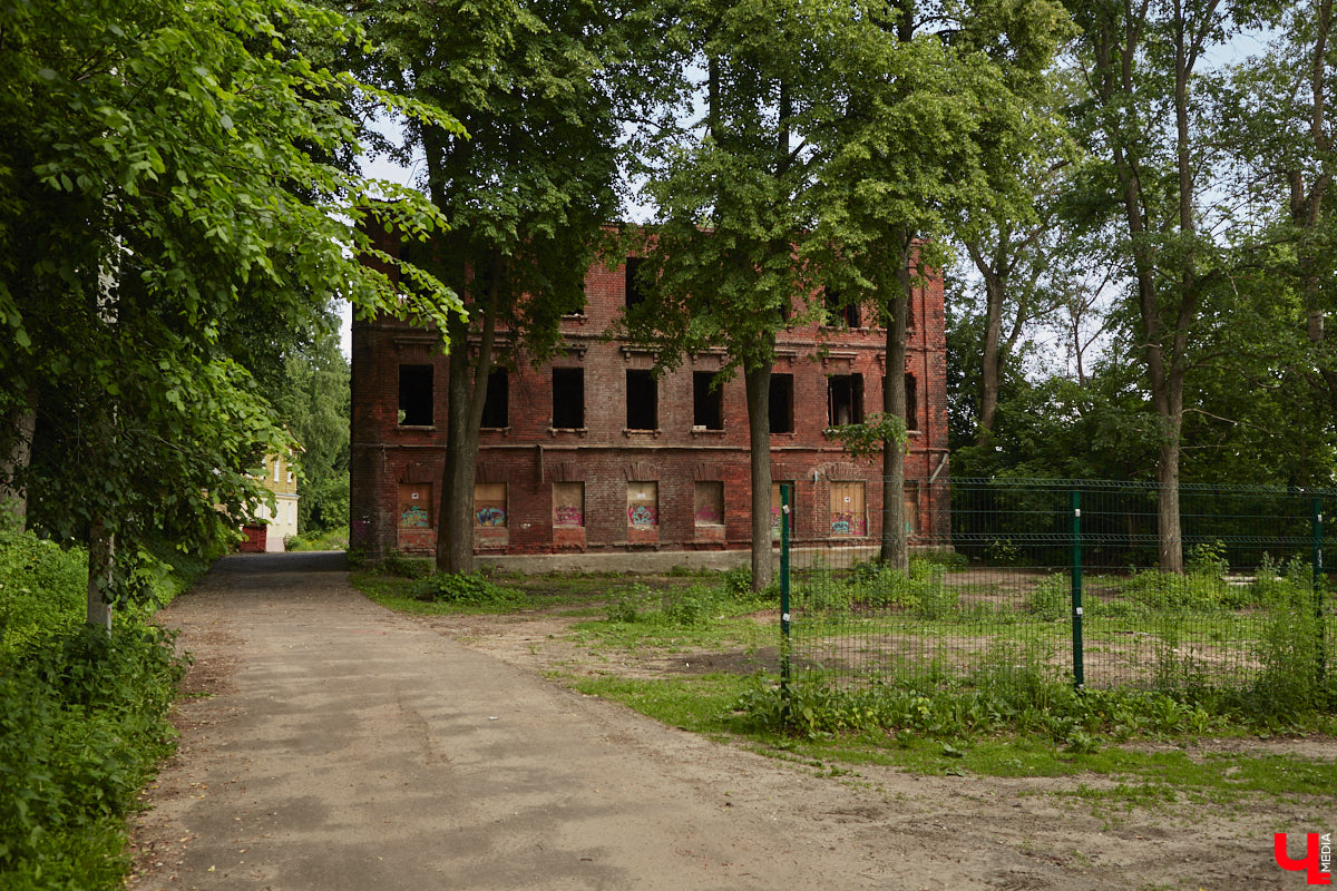 Окружающие нас со всех сторон высотки способны, пожалуй, вызвать приступ клаустрофобии. То ли дело старинные невысокие здания. Жаль, что ряды уютных домиков редеют, а список объектов, рискующих исчезнуть навсегда, стабильно пополняется. Три из них попали в наш сегодняшний обзор.