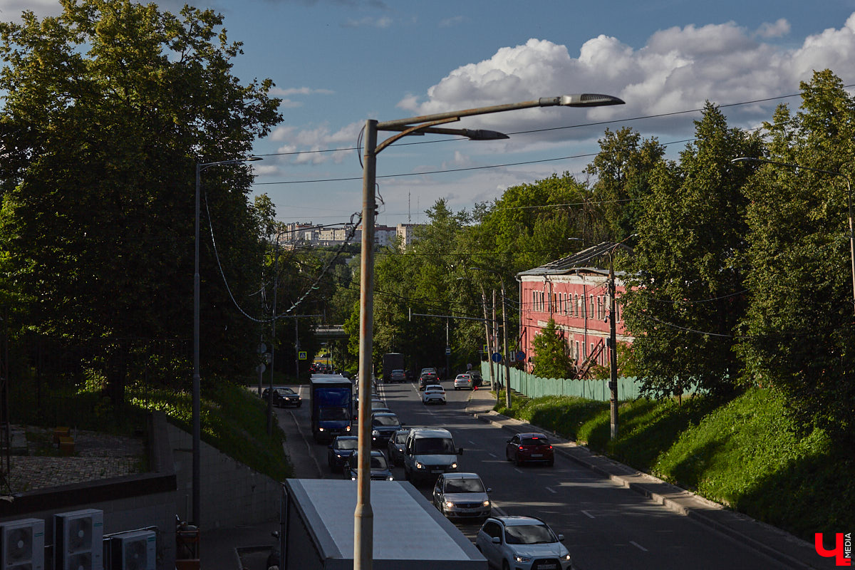 Окружающие нас со всех сторон высотки способны, пожалуй, вызвать приступ клаустрофобии. То ли дело старинные невысокие здания. Жаль, что ряды уютных домиков редеют, а список объектов, рискующих исчезнуть навсегда, стабильно пополняется. Три из них попали в наш сегодняшний обзор.