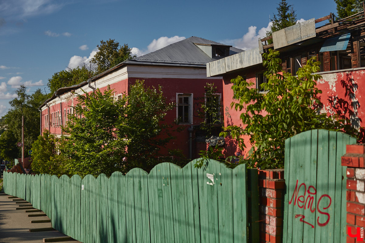 Окружающие нас со всех сторон высотки способны, пожалуй, вызвать приступ клаустрофобии. То ли дело старинные невысокие здания. Жаль, что ряды уютных домиков редеют, а список объектов, рискующих исчезнуть навсегда, стабильно пополняется. Три из них попали в наш сегодняшний обзор.