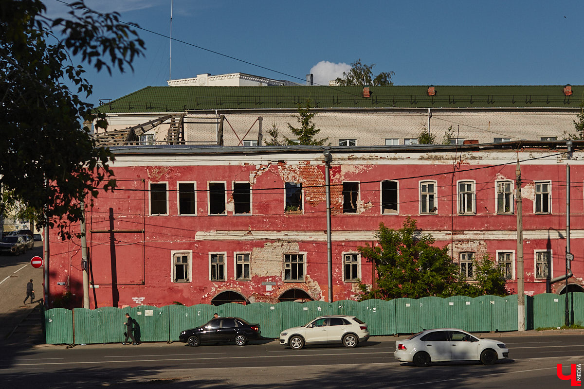 Окружающие нас со всех сторон высотки способны, пожалуй, вызвать приступ клаустрофобии. То ли дело старинные невысокие здания. Жаль, что ряды уютных домиков редеют, а список объектов, рискующих исчезнуть навсегда, стабильно пополняется. Три из них попали в наш сегодняшний обзор.