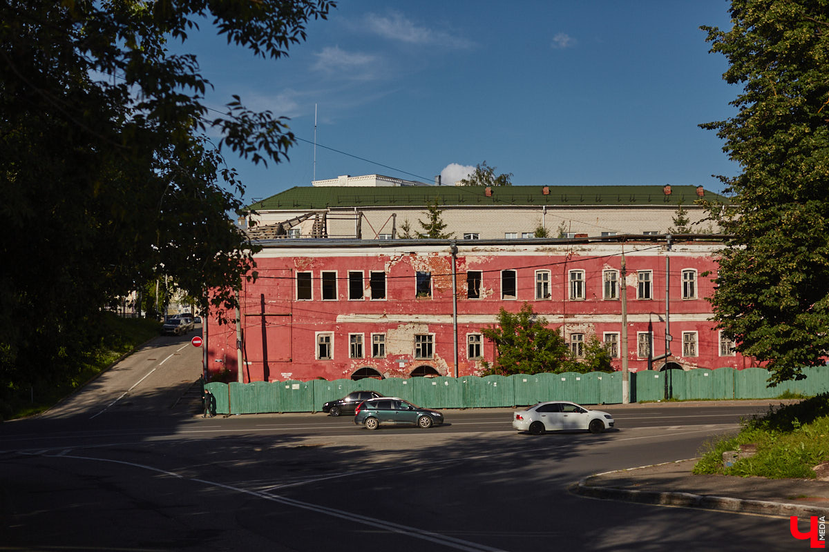 Окружающие нас со всех сторон высотки способны, пожалуй, вызвать приступ клаустрофобии. То ли дело старинные невысокие здания. Жаль, что ряды уютных домиков редеют, а список объектов, рискующих исчезнуть навсегда, стабильно пополняется. Три из них попали в наш сегодняшний обзор.