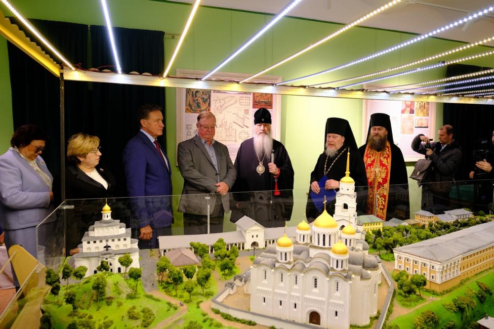 Монументальная скульптура Александра Невского возле планетария на Большой Московской не единственное место во Владимире, хранящее имя великого князя. Давайте прогуляемся и по другим следам знаменитого русского полководца в нашем городе.