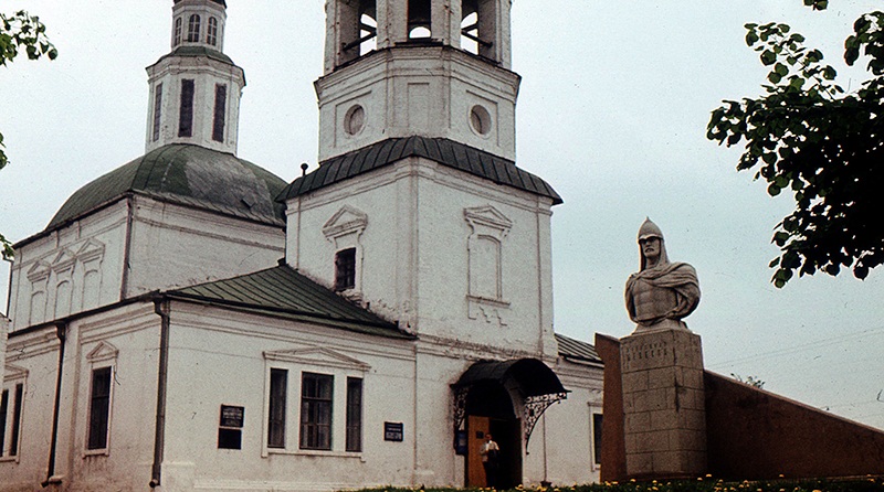 Монументальная скульптура Александра Невского возле планетария на Большой Московской не единственное место во Владимире, хранящее имя великого князя. Давайте прогуляемся и по другим следам знаменитого русского полководца в нашем городе.