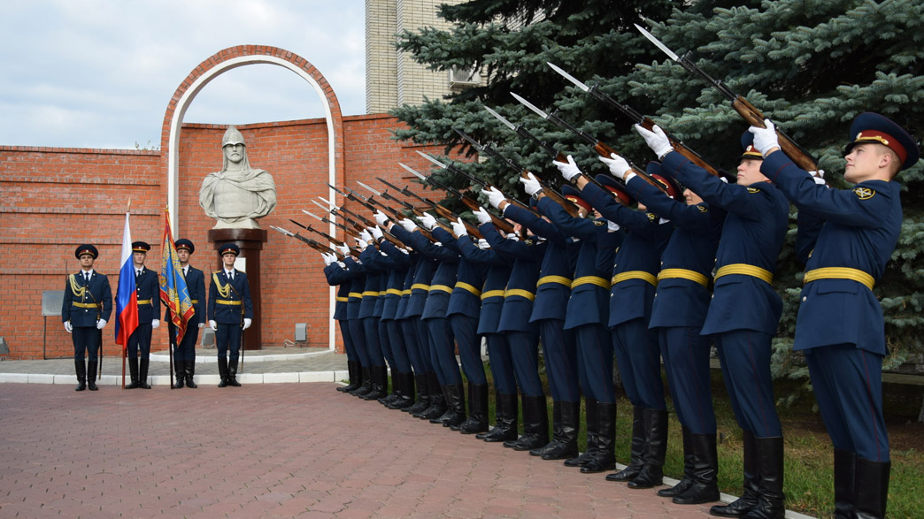 Монументальная скульптура Александра Невского возле планетария на Большой Московской не единственное место во Владимире, хранящее имя великого князя. Давайте прогуляемся и по другим следам знаменитого русского полководца в нашем городе.