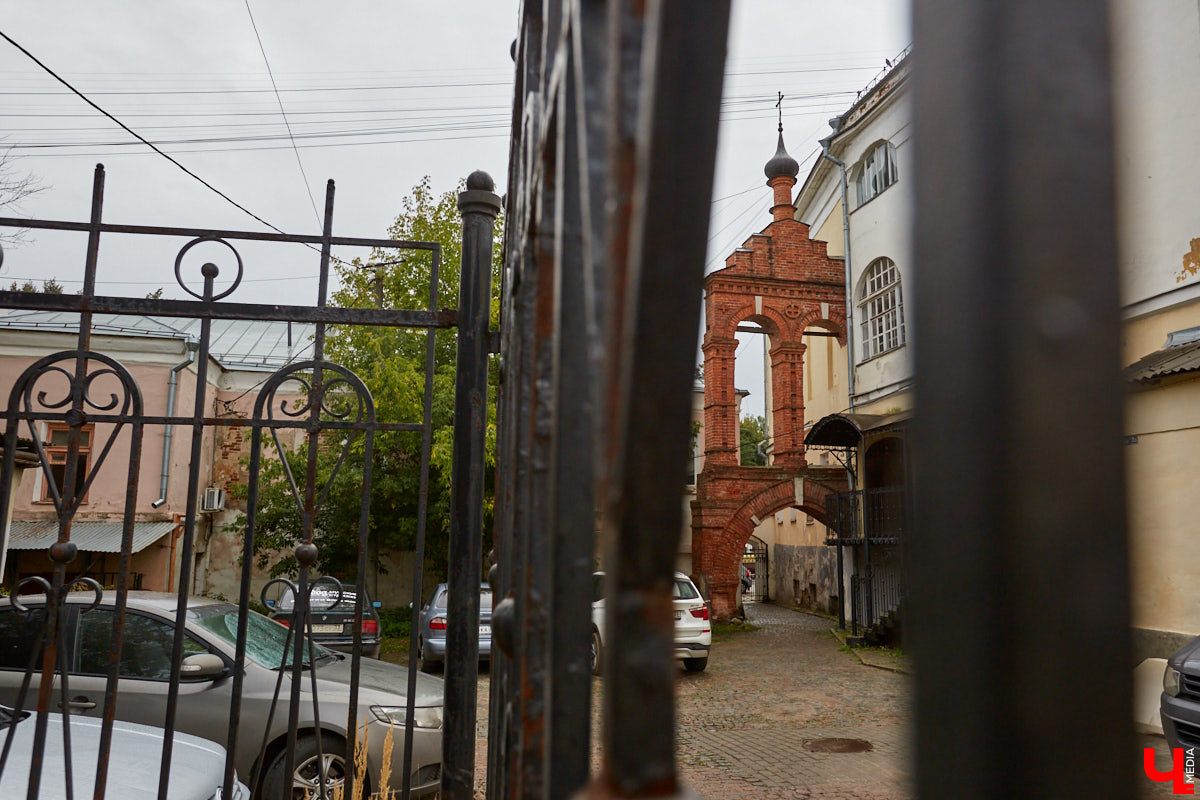 Монументальная скульптура Александра Невского возле планетария на Большой Московской не единственное место во Владимире, хранящее имя великого князя. Давайте прогуляемся и по другим следам знаменитого русского полководца в нашем городе.