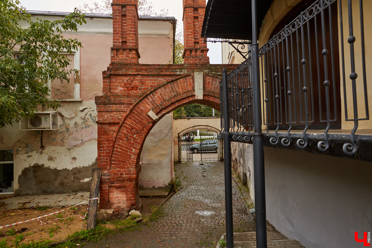 Монументальная скульптура Александра Невского возле планетария на Большой Московской не единственное место во Владимире, хранящее имя великого князя. Давайте прогуляемся и по другим следам знаменитого русского полководца в нашем городе.