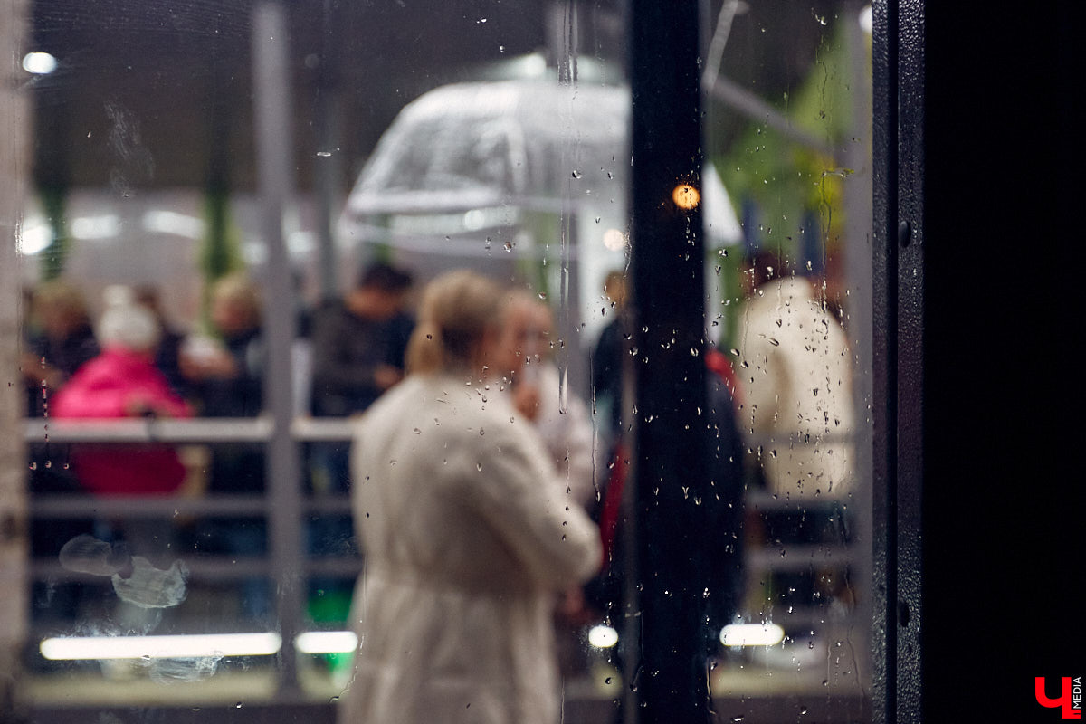 На этой неделе мы совершим путешествие в тропики. Конечно, воображаемое. Жаль только, что кроме сильнейших ливней ничего общего с ними не будет. Синоптики предупреждают, что можем даже побить суточный рекорд осадков в День России. Так что расчехляем дождевики, сушим зонты и готовимся к великому потопу!