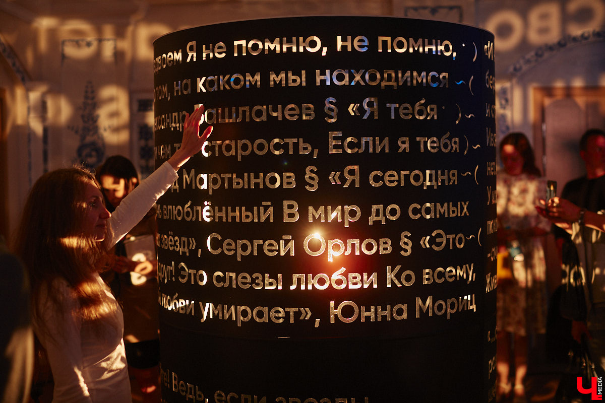 Чем еще может удивить зрителей ТТ «Завод»? Спектаклем, читая описание которого вспоминаешь мем: «Ничего не понятно, но очень интересно». «Ключ-Медиа» посетил Центр развития семьи — новую творческую площадку для развития и самореализации на базе «Милосердия и порядка», в рамках открытия которой состоялся премьерный показ проекта «Слово-Звук», — и выяснил, что ожидает зрителей.