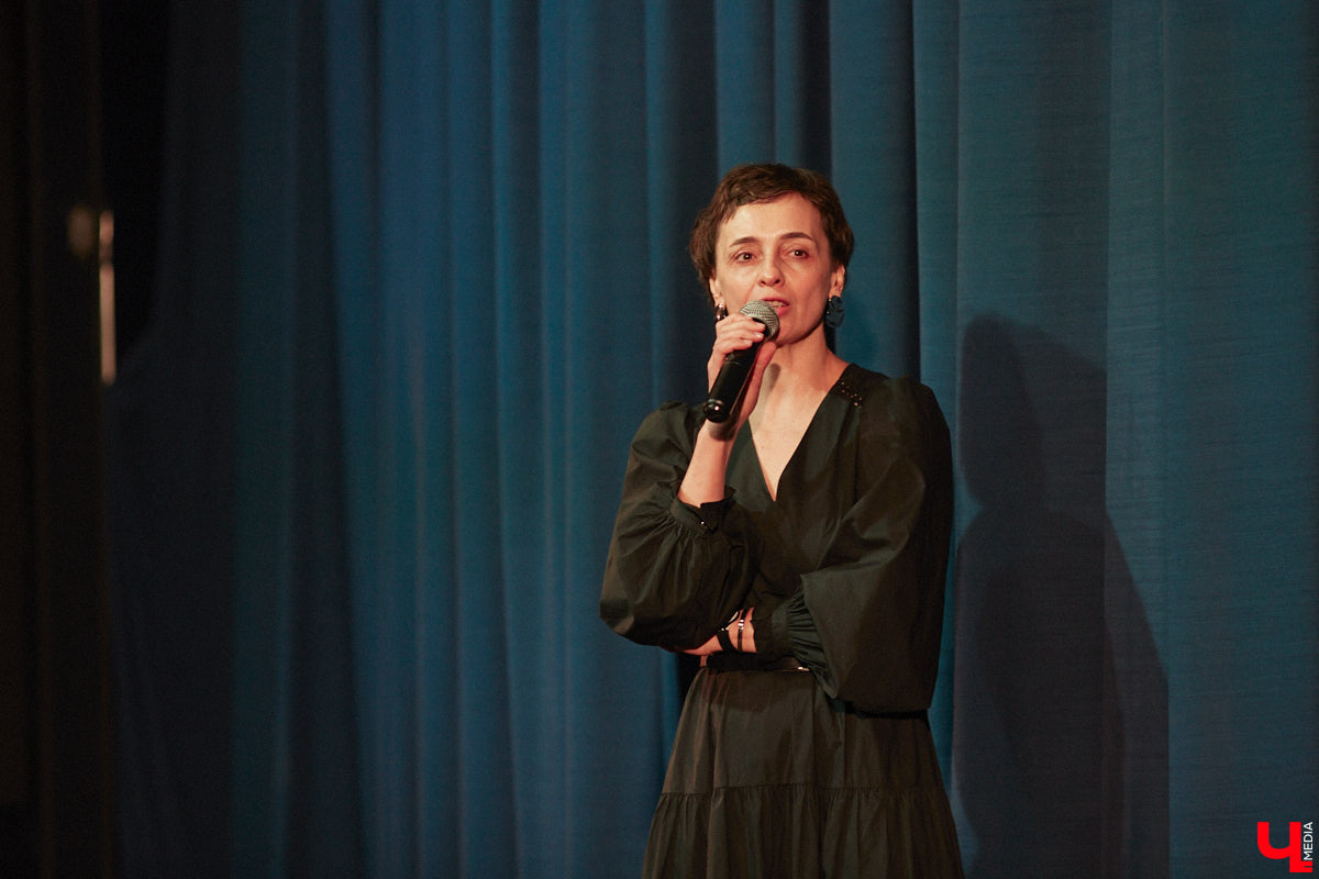 Чем еще может удивить зрителей ТТ «Завод»? Спектаклем, читая описание которого вспоминаешь мем: «Ничего не понятно, но очень интересно». «Ключ-Медиа» посетил Центр развития семьи — новую творческую площадку для развития и самореализации на базе «Милосердия и порядка», в рамках открытия которой состоялся премьерный показ проекта «Слово-Звук», — и выяснил, что ожидает зрителей.