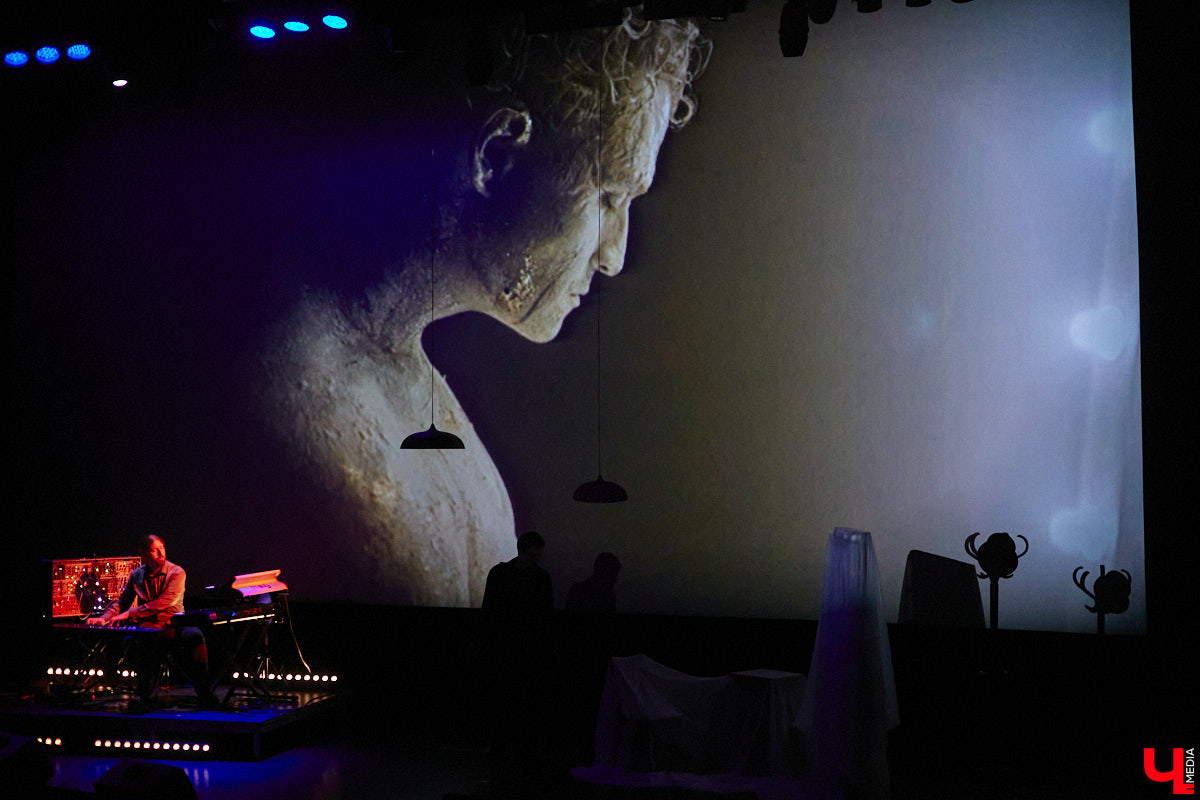 Чем еще может удивить зрителей ТТ «Завод»? Спектаклем, читая описание которого вспоминаешь мем: «Ничего не понятно, но очень интересно». «Ключ-Медиа» посетил Центр развития семьи — новую творческую площадку для развития и самореализации на базе «Милосердия и порядка», в рамках открытия которой состоялся премьерный показ проекта «Слово-Звук», — и выяснил, что ожидает зрителей.