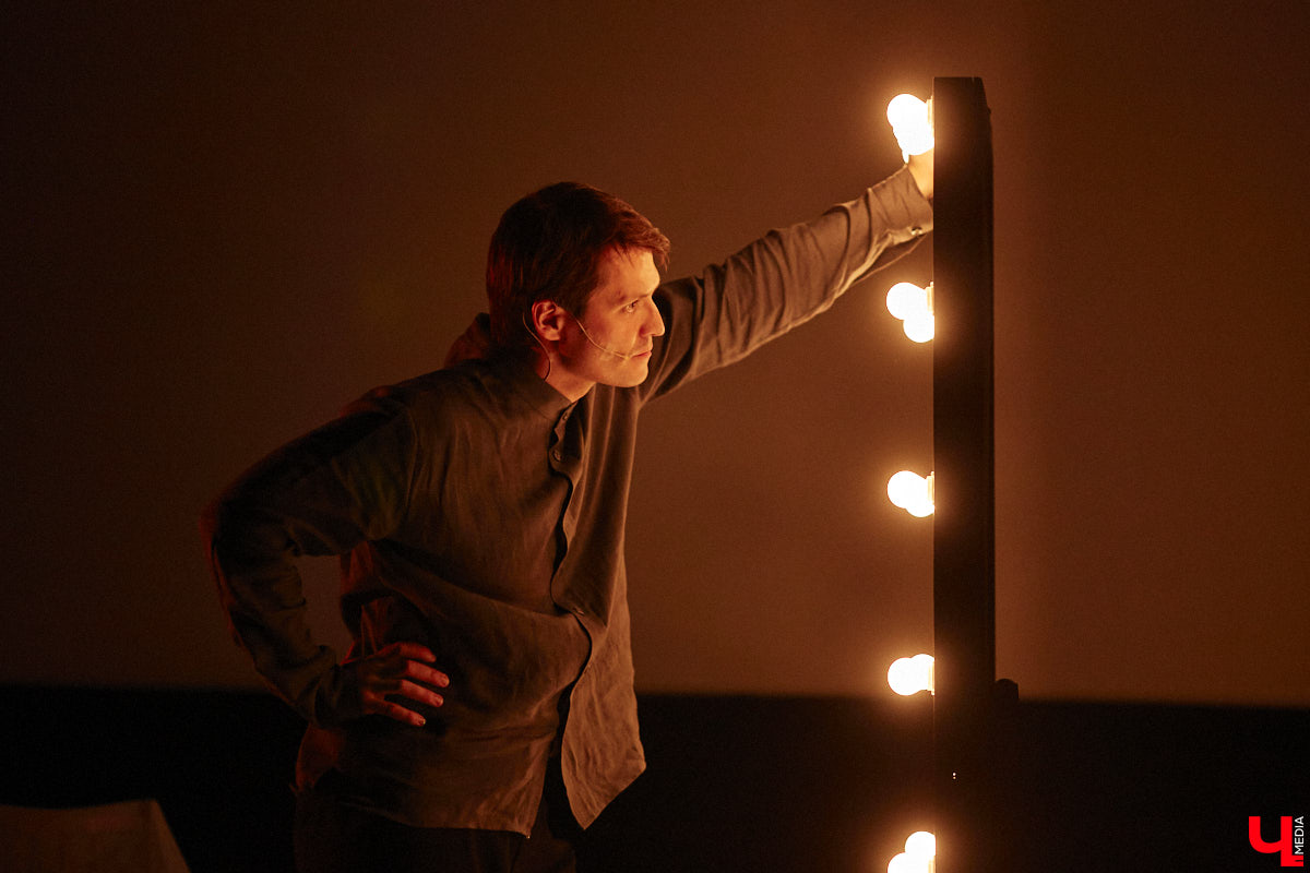 Чем еще может удивить зрителей ТТ «Завод»? Спектаклем, читая описание которого вспоминаешь мем: «Ничего не понятно, но очень интересно». «Ключ-Медиа» посетил Центр развития семьи — новую творческую площадку для развития и самореализации на базе «Милосердия и порядка», в рамках открытия которой состоялся премьерный показ проекта «Слово-Звук», — и выяснил, что ожидает зрителей.