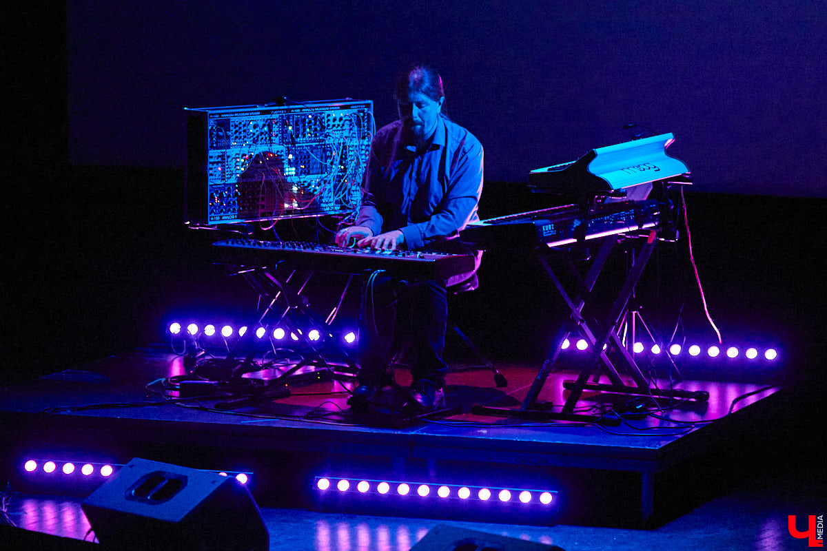 Чем еще может удивить зрителей ТТ «Завод»? Спектаклем, читая описание которого вспоминаешь мем: «Ничего не понятно, но очень интересно». «Ключ-Медиа» посетил Центр развития семьи — новую творческую площадку для развития и самореализации на базе «Милосердия и порядка», в рамках открытия которой состоялся премьерный показ проекта «Слово-Звук», — и выяснил, что ожидает зрителей.