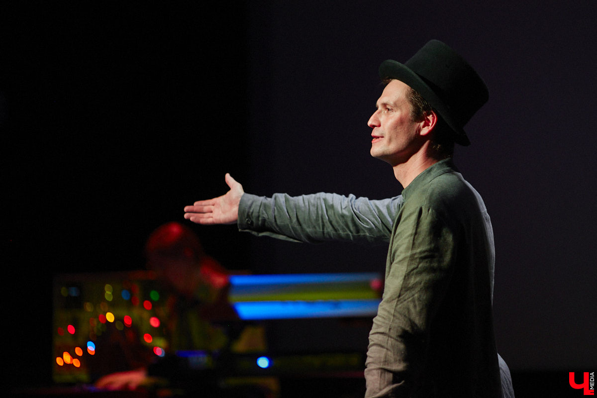 Чем еще может удивить зрителей ТТ «Завод»? Спектаклем, читая описание которого вспоминаешь мем: «Ничего не понятно, но очень интересно». «Ключ-Медиа» посетил Центр развития семьи — новую творческую площадку для развития и самореализации на базе «Милосердия и порядка», в рамках открытия которой состоялся премьерный показ проекта «Слово-Звук», — и выяснил, что ожидает зрителей.