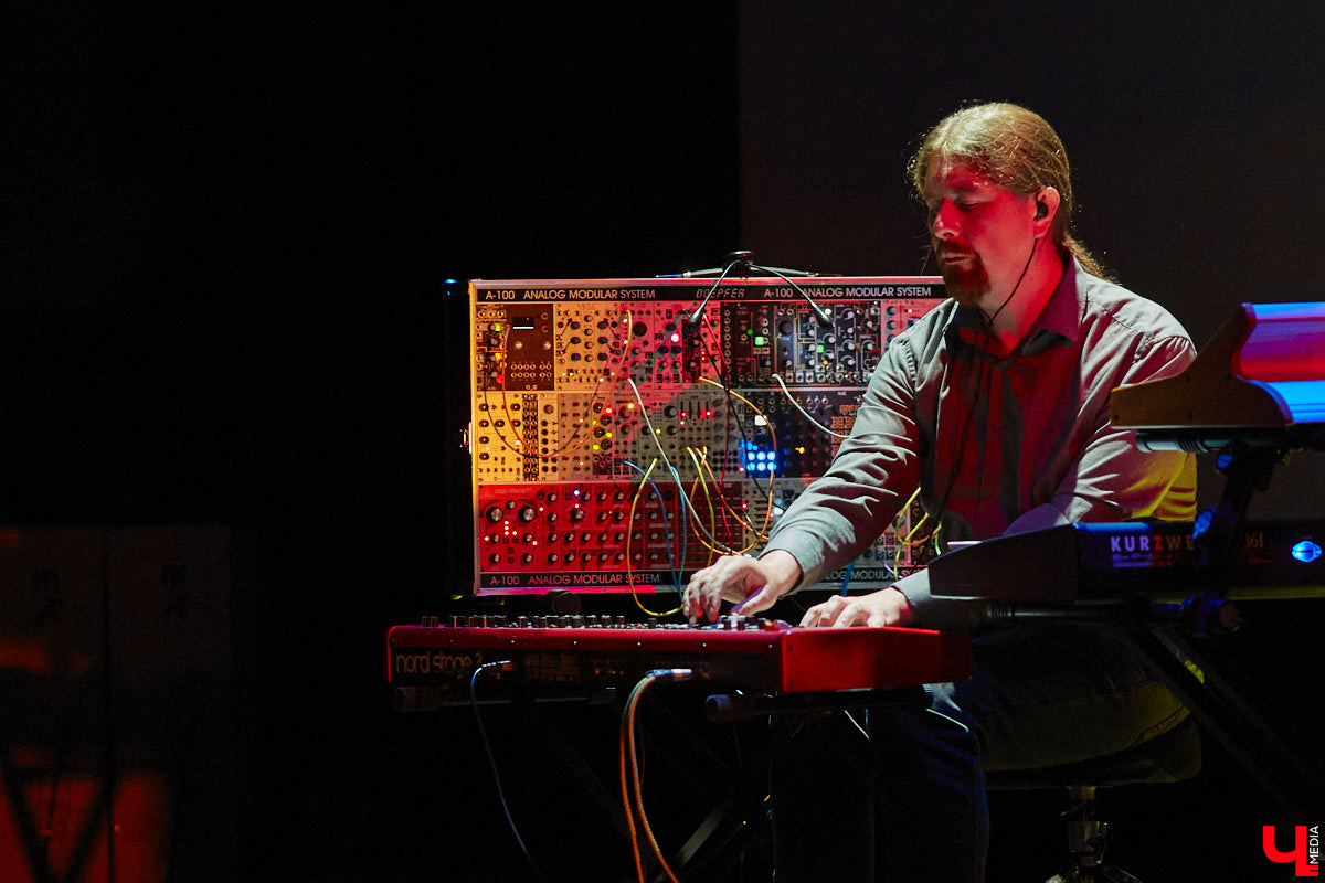 Чем еще может удивить зрителей ТТ «Завод»? Спектаклем, читая описание которого вспоминаешь мем: «Ничего не понятно, но очень интересно». «Ключ-Медиа» посетил Центр развития семьи — новую творческую площадку для развития и самореализации на базе «Милосердия и порядка», в рамках открытия которой состоялся премьерный показ проекта «Слово-Звук», — и выяснил, что ожидает зрителей.