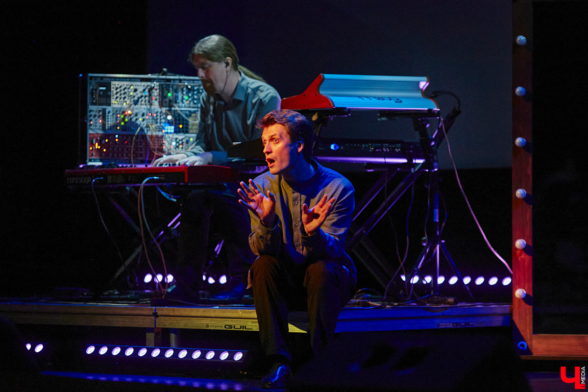 Чем еще может удивить зрителей ТТ «Завод»? Спектаклем, читая описание которого вспоминаешь мем: «Ничего не понятно, но очень интересно». «Ключ-Медиа» посетил Центр развития семьи — новую творческую площадку для развития и самореализации на базе «Милосердия и порядка», в рамках открытия которой состоялся премьерный показ проекта «Слово-Звук», — и выяснил, что ожидает зрителей.