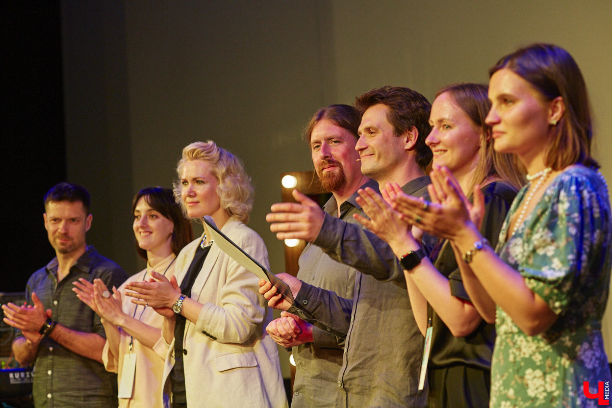 Чем еще может удивить зрителей ТТ «Завод»? Спектаклем, читая описание которого вспоминаешь мем: «Ничего не понятно, но очень интересно». «Ключ-Медиа» посетил Центр развития семьи — новую творческую площадку для развития и самореализации на базе «Милосердия и порядка», в рамках открытия которой состоялся премьерный показ проекта «Слово-Звук», — и выяснил, что ожидает зрителей.