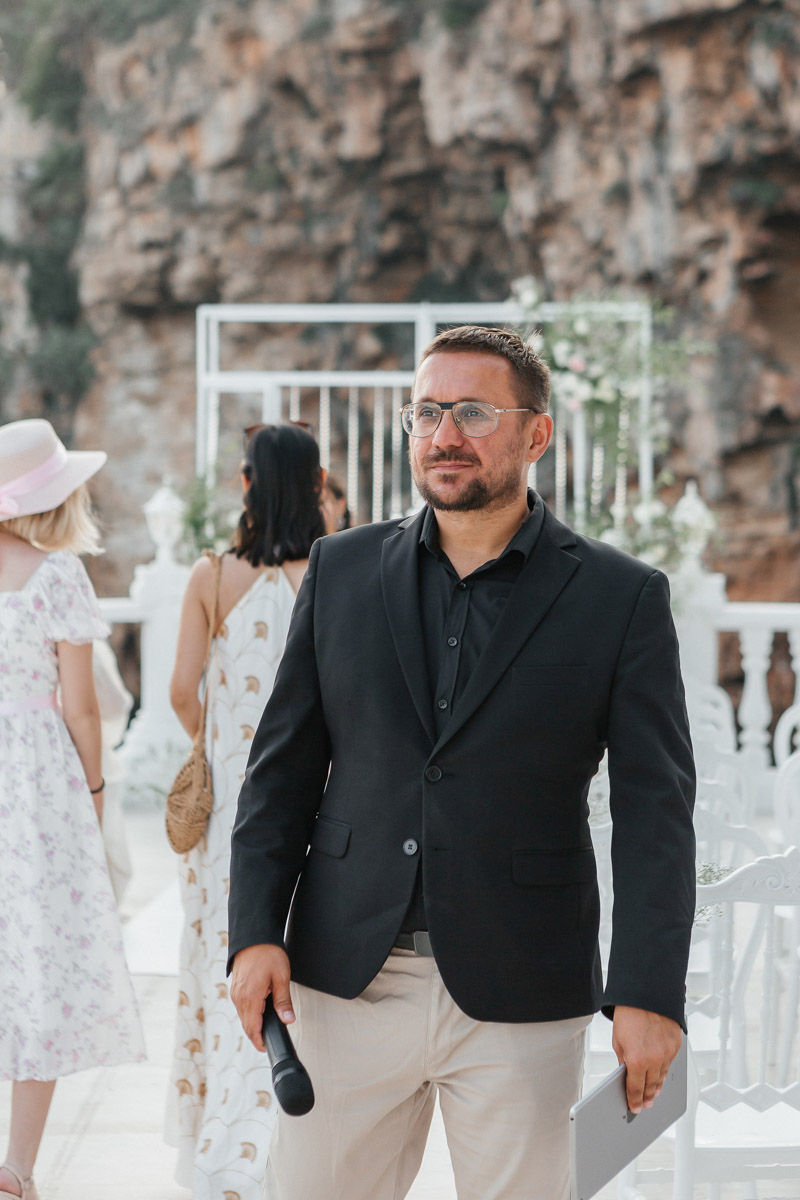 Турция не ограничивается форматом «все включено», эта страна еще и популярный свадебный край. Ведущий Олег Бисквитов живет в солнечном регионе уже больше года, и за это время провел немало роскошных церемоний на берегу моря и в окружении гор. Какими они были, владимирец показал и рассказал нашему изданию.