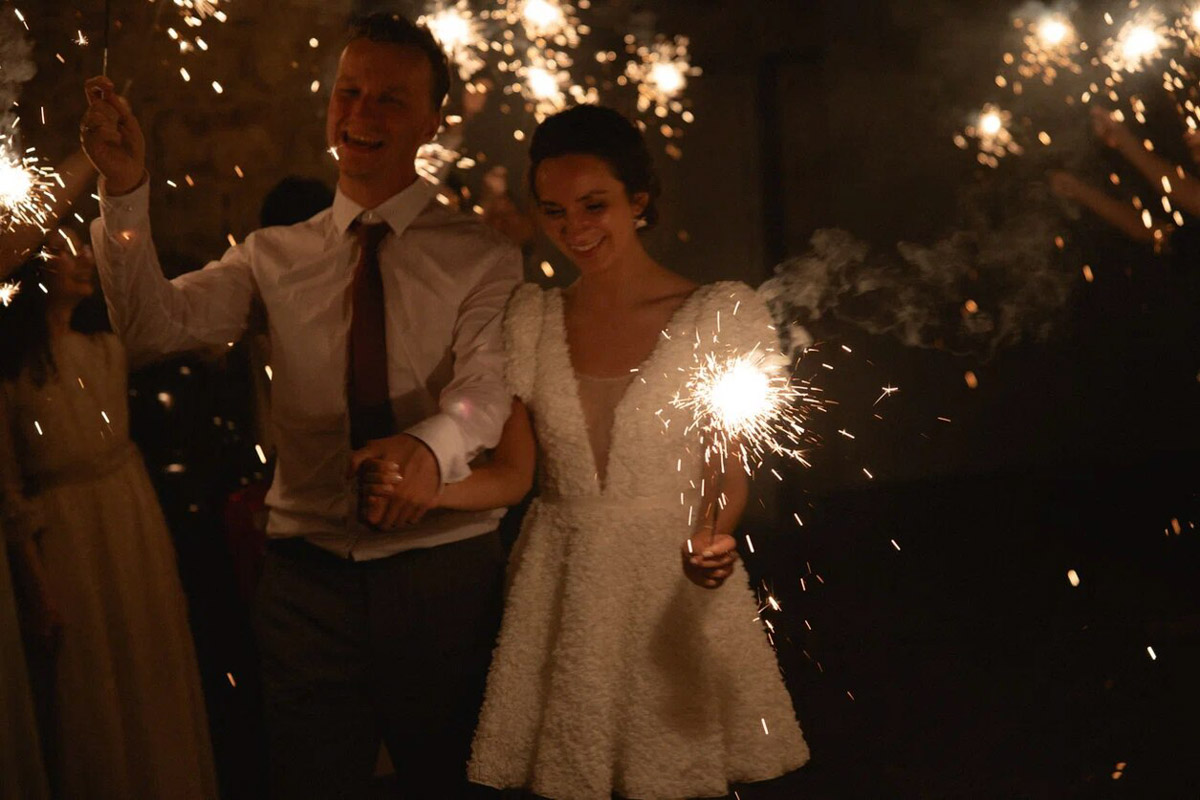 Турция не ограничивается форматом «все включено», эта страна еще и популярный свадебный край. Ведущий Олег Бисквитов живет в солнечном регионе уже больше года, и за это время провел немало роскошных церемоний на берегу моря и в окружении гор. Какими они были, владимирец показал и рассказал нашему изданию.