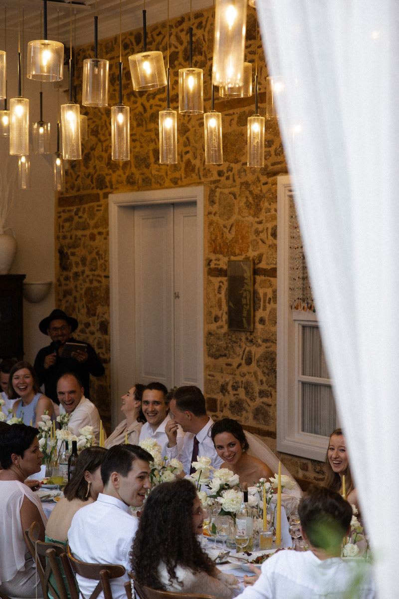 Турция не ограничивается форматом «все включено», эта страна еще и популярный свадебный край. Ведущий Олег Бисквитов живет в солнечном регионе уже больше года, и за это время провел немало роскошных церемоний на берегу моря и в окружении гор. Какими они были, владимирец показал и рассказал нашему изданию.