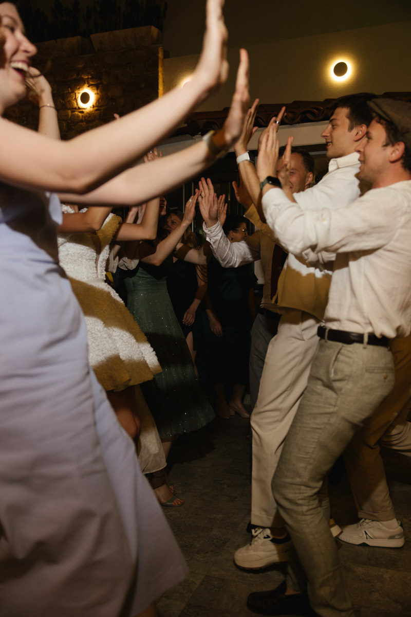 Турция не ограничивается форматом «все включено», эта страна еще и популярный свадебный край. Ведущий Олег Бисквитов живет в солнечном регионе уже больше года, и за это время провел немало роскошных церемоний на берегу моря и в окружении гор. Какими они были, владимирец показал и рассказал нашему изданию.