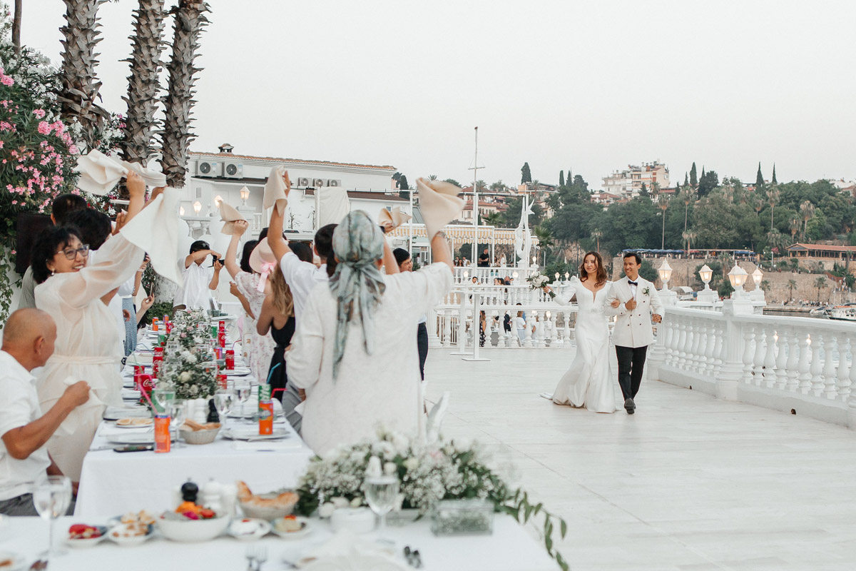 Турция не ограничивается форматом «все включено», эта страна еще и популярный свадебный край. Ведущий Олег Бисквитов живет в солнечном регионе уже больше года, и за это время провел немало роскошных церемоний на берегу моря и в окружении гор. Какими они были, владимирец показал и рассказал нашему изданию.