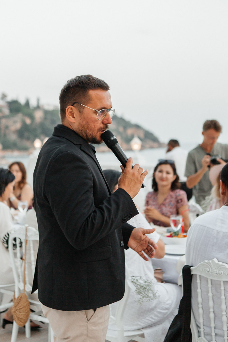 Турция не ограничивается форматом «все включено», эта страна еще и популярный свадебный край. Ведущий Олег Бисквитов живет в солнечном регионе уже больше года, и за это время провел немало роскошных церемоний на берегу моря и в окружении гор. Какими они были, владимирец показал и рассказал нашему изданию.