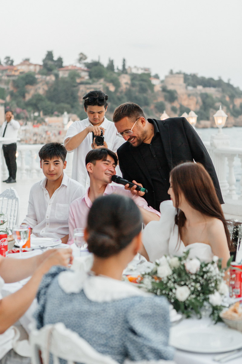 Турция не ограничивается форматом «все включено», эта страна еще и популярный свадебный край. Ведущий Олег Бисквитов живет в солнечном регионе уже больше года, и за это время провел немало роскошных церемоний на берегу моря и в окружении гор. Какими они были, владимирец показал и рассказал нашему изданию.