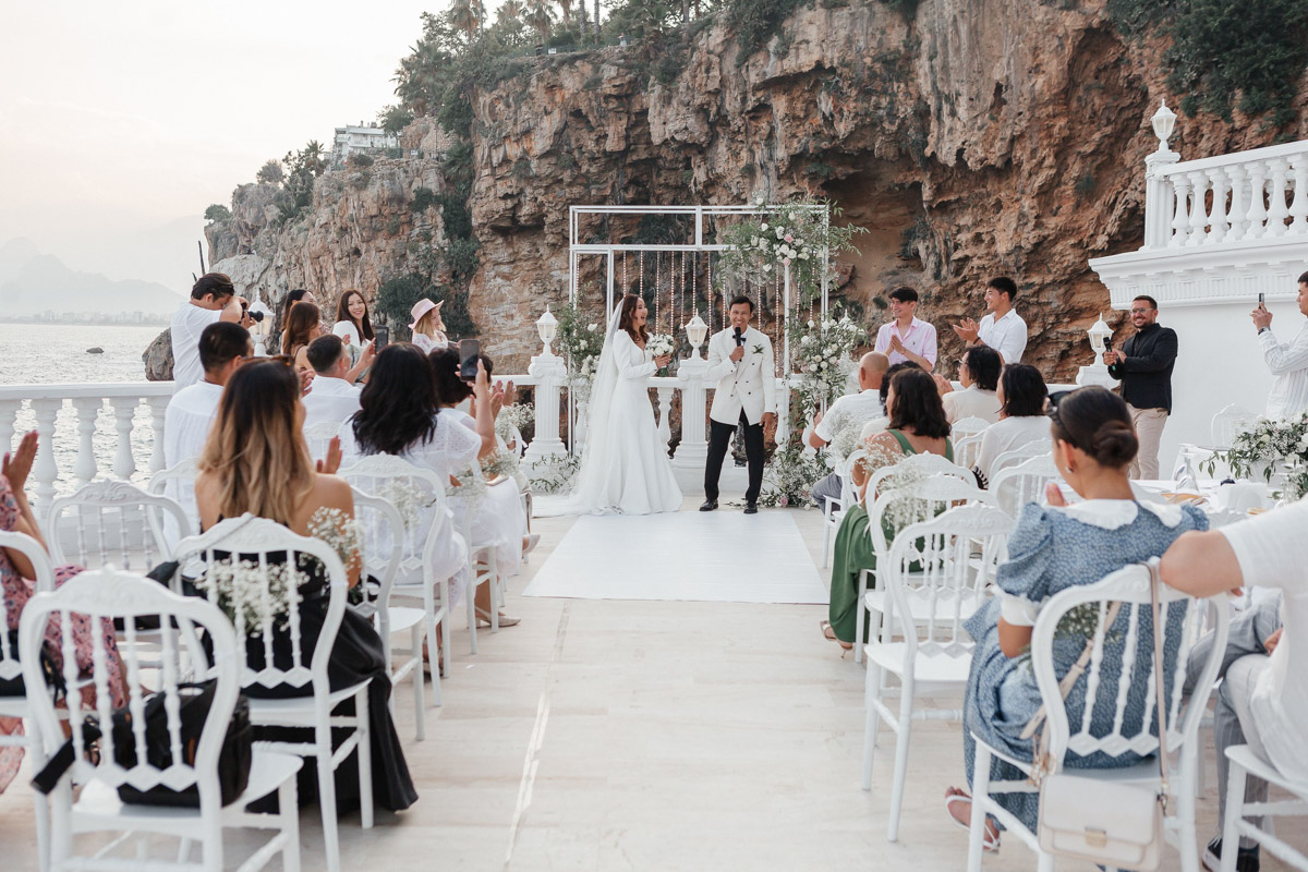 Турция не ограничивается форматом «все включено», эта страна еще и популярный свадебный край. Ведущий Олег Бисквитов живет в солнечном регионе уже больше года, и за это время провел немало роскошных церемоний на берегу моря и в окружении гор. Какими они были, владимирец показал и рассказал нашему изданию.