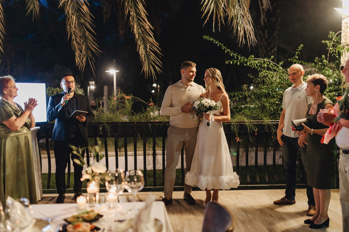 Турция не ограничивается форматом «все включено», эта страна еще и популярный свадебный край. Ведущий Олег Бисквитов живет в солнечном регионе уже больше года, и за это время провел немало роскошных церемоний на берегу моря и в окружении гор. Какими они были, владимирец показал и рассказал нашему изданию.