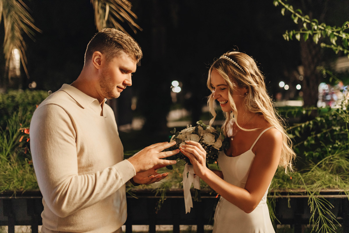 Турция не ограничивается форматом «все включено», эта страна еще и популярный свадебный край. Ведущий Олег Бисквитов живет в солнечном регионе уже больше года, и за это время провел немало роскошных церемоний на берегу моря и в окружении гор. Какими они были, владимирец показал и рассказал нашему изданию.