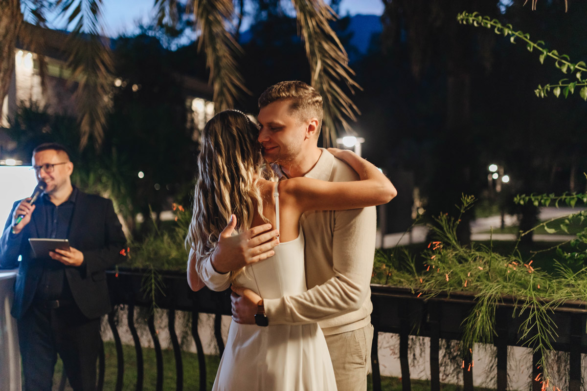 Турция не ограничивается форматом «все включено», эта страна еще и популярный свадебный край. Ведущий Олег Бисквитов живет в солнечном регионе уже больше года, и за это время провел немало роскошных церемоний на берегу моря и в окружении гор. Какими они были, владимирец показал и рассказал нашему изданию.