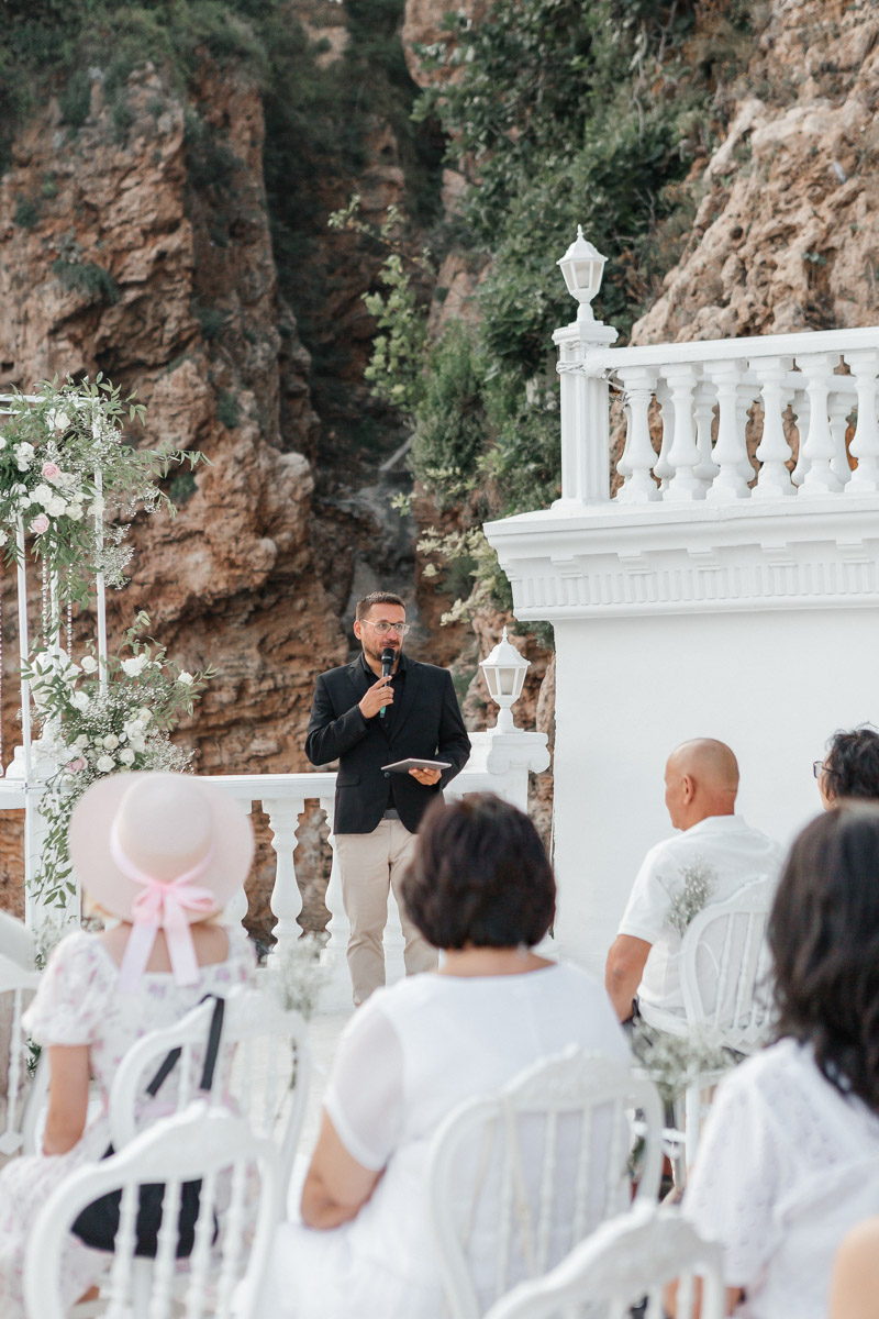 Турция не ограничивается форматом «все включено», эта страна еще и популярный свадебный край. Ведущий Олег Бисквитов живет в солнечном регионе уже больше года, и за это время провел немало роскошных церемоний на берегу моря и в окружении гор. Какими они были, владимирец показал и рассказал нашему изданию.