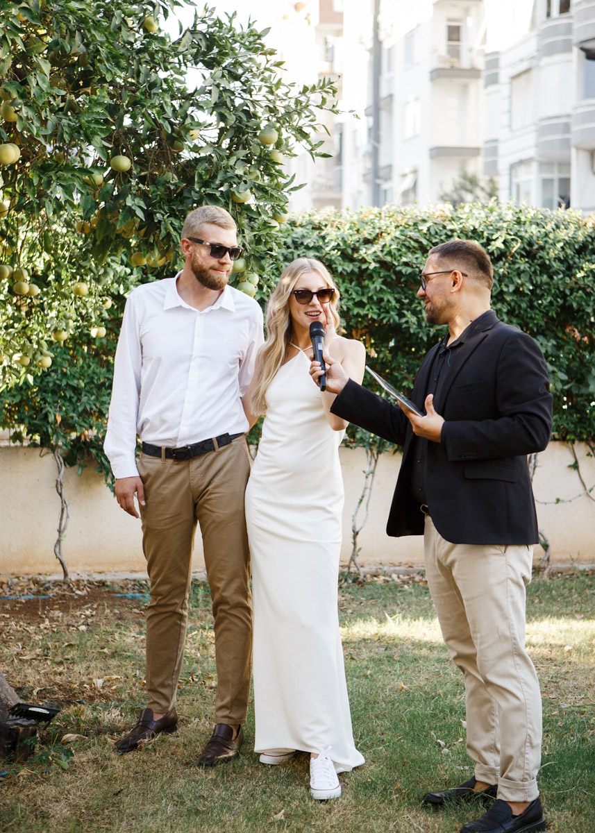 Турция не ограничивается форматом «все включено», эта страна еще и популярный свадебный край. Ведущий Олег Бисквитов живет в солнечном регионе уже больше года, и за это время провел немало роскошных церемоний на берегу моря и в окружении гор. Какими они были, владимирец показал и рассказал нашему изданию.