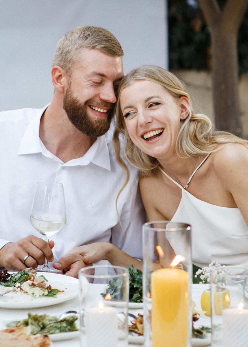 Турция не ограничивается форматом «все включено», эта страна еще и популярный свадебный край. Ведущий Олег Бисквитов живет в солнечном регионе уже больше года, и за это время провел немало роскошных церемоний на берегу моря и в окружении гор. Какими они были, владимирец показал и рассказал нашему изданию.