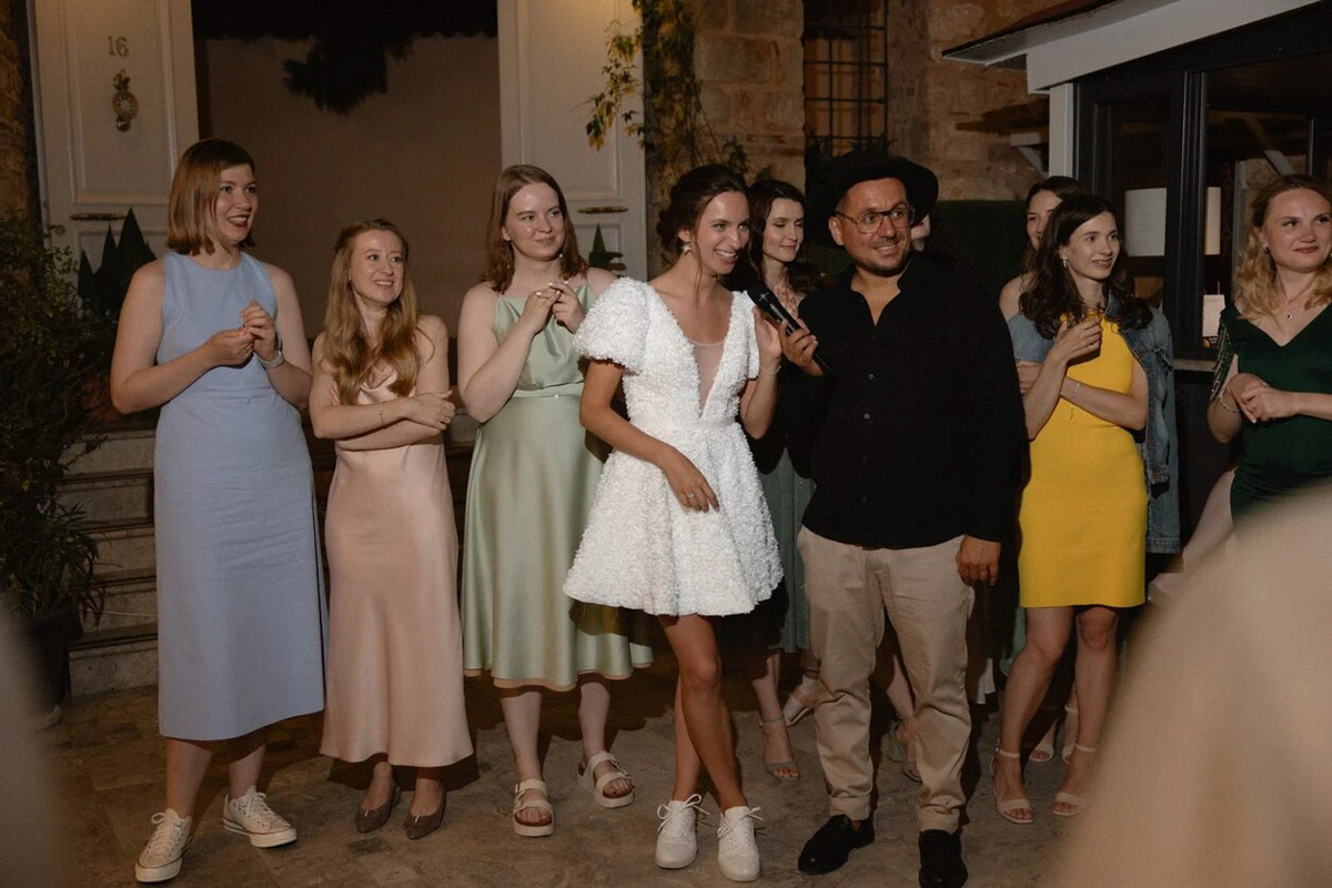 Турция не ограничивается форматом «все включено», эта страна еще и популярный свадебный край. Ведущий Олег Бисквитов живет в солнечном регионе уже больше года, и за это время провел немало роскошных церемоний на берегу моря и в окружении гор. Какими они были, владимирец показал и рассказал нашему изданию.