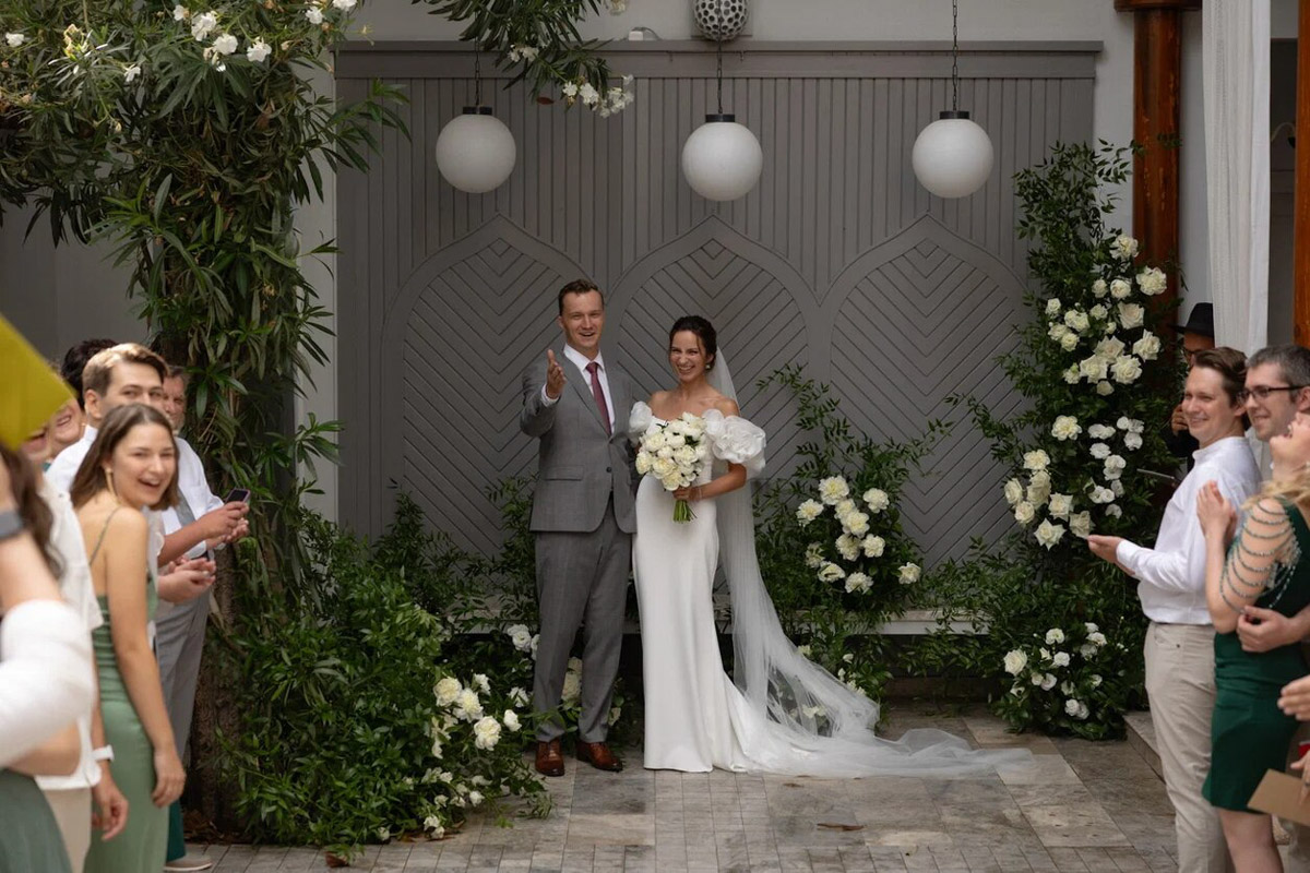 Турция не ограничивается форматом «все включено», эта страна еще и популярный свадебный край. Ведущий Олег Бисквитов живет в солнечном регионе уже больше года, и за это время провел немало роскошных церемоний на берегу моря и в окружении гор. Какими они были, владимирец показал и рассказал нашему изданию.