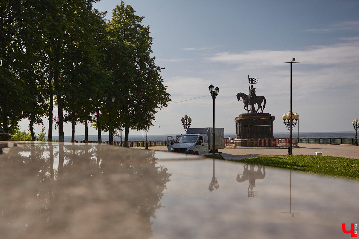 Во Владимире продолжает разрушаться памятник князю Владимиру и святителю Федору. Да и состояние смотровой площадки, на которой он находится, оставляет желать лучшего. «Ключ-Медиа» попытался разобраться в том, что ждет популярную локацию и установленный на ней монумент в ближайшее время.