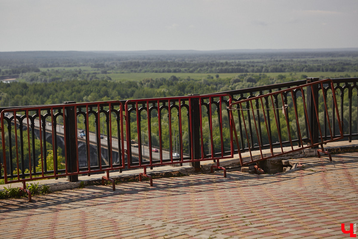 Во Владимире продолжает разрушаться памятник князю Владимиру и святителю Федору. Да и состояние смотровой площадки, на которой он находится, оставляет желать лучшего. «Ключ-Медиа» попытался разобраться в том, что ждет популярную локацию и установленный на ней монумент в ближайшее время.