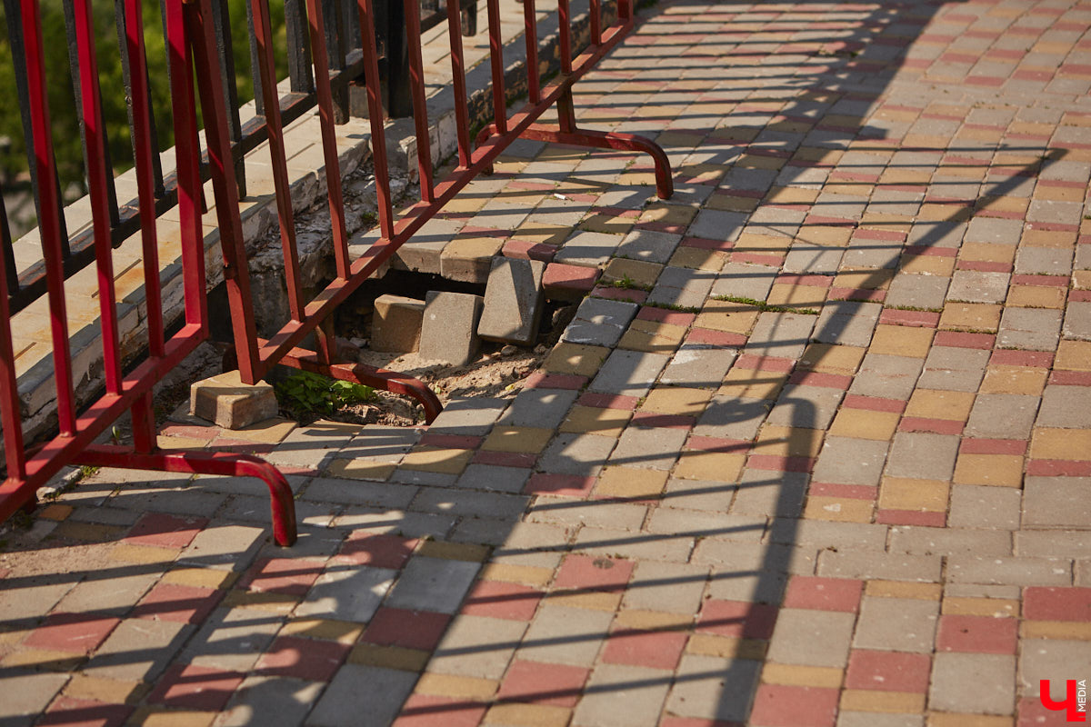 Во Владимире продолжает разрушаться памятник князю Владимиру и святителю Федору. Да и состояние смотровой площадки, на которой он находится, оставляет желать лучшего. «Ключ-Медиа» попытался разобраться в том, что ждет популярную локацию и установленный на ней монумент в ближайшее время.