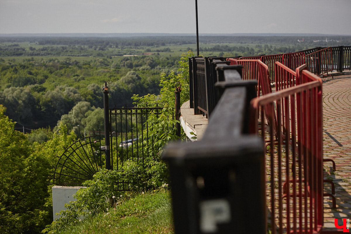 Во Владимире продолжает разрушаться памятник князю Владимиру и святителю Федору. Да и состояние смотровой площадки, на которой он находится, оставляет желать лучшего. «Ключ-Медиа» попытался разобраться в том, что ждет популярную локацию и установленный на ней монумент в ближайшее время.
